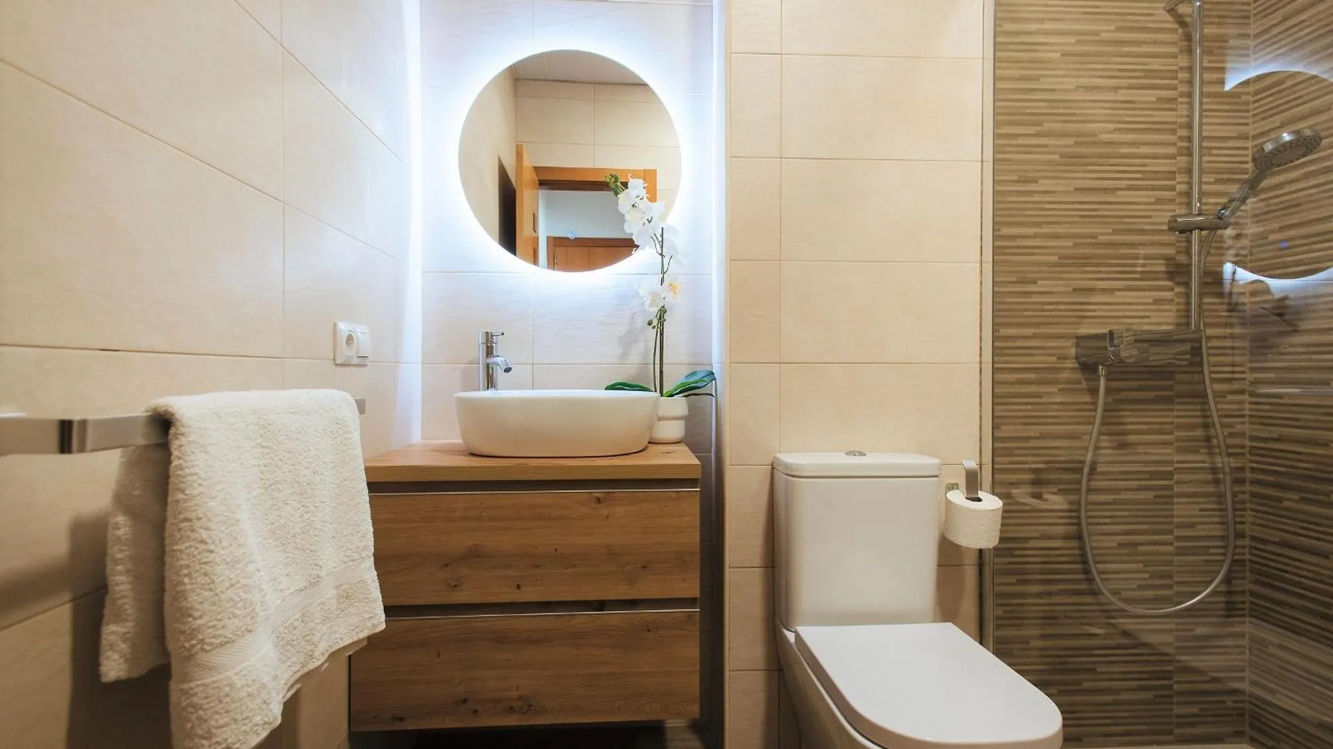 Hostly Orfila 3A-3B Exclusive Penthouse-Center-Fibre-Parking Optional Apartment Seville